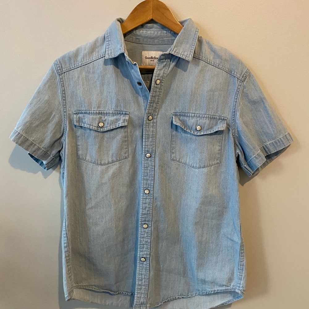 Men’s medium chambray button down shirt